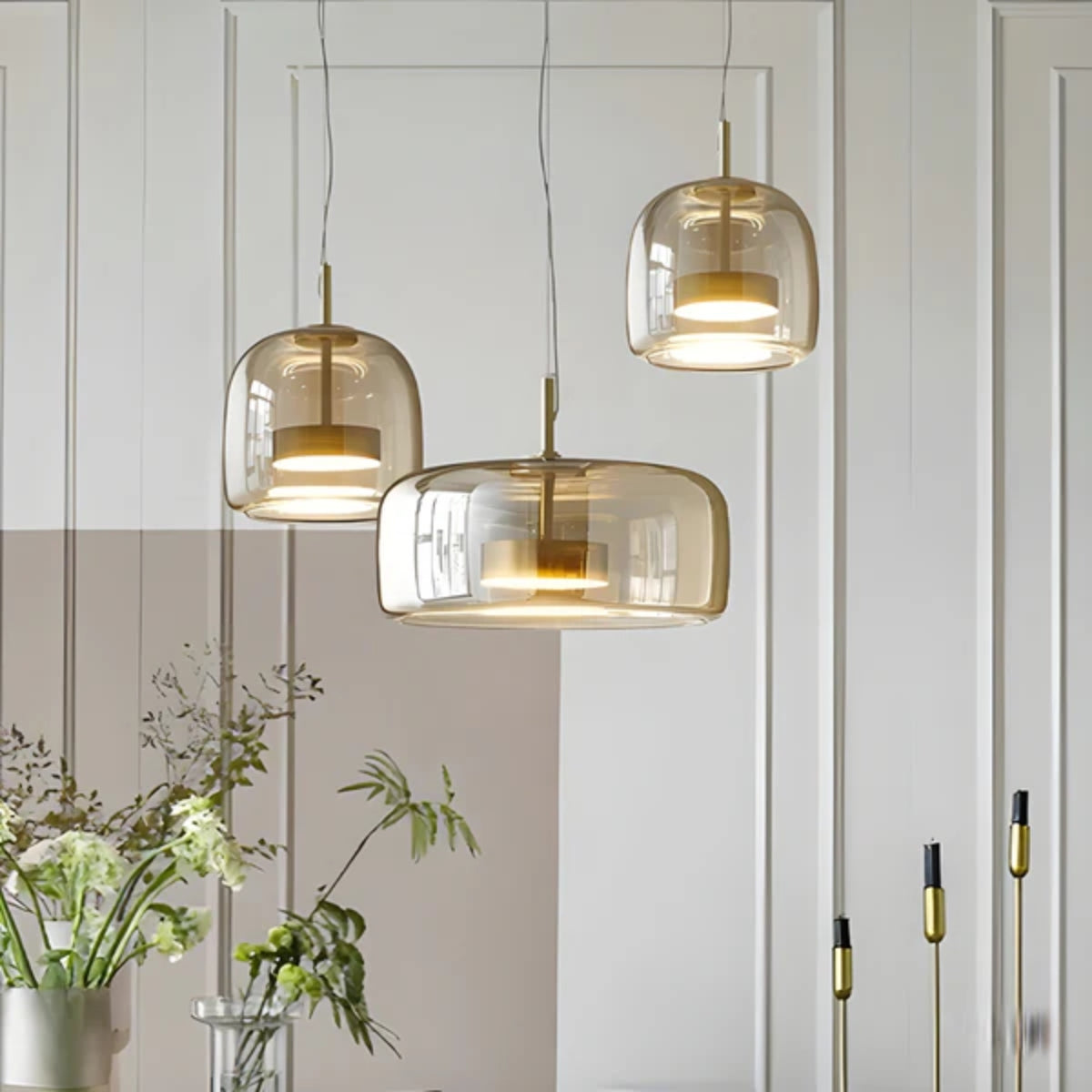 Moderne LED-Hängeleuchte aus Amberglas, minimalistische Messing-Hängelampe