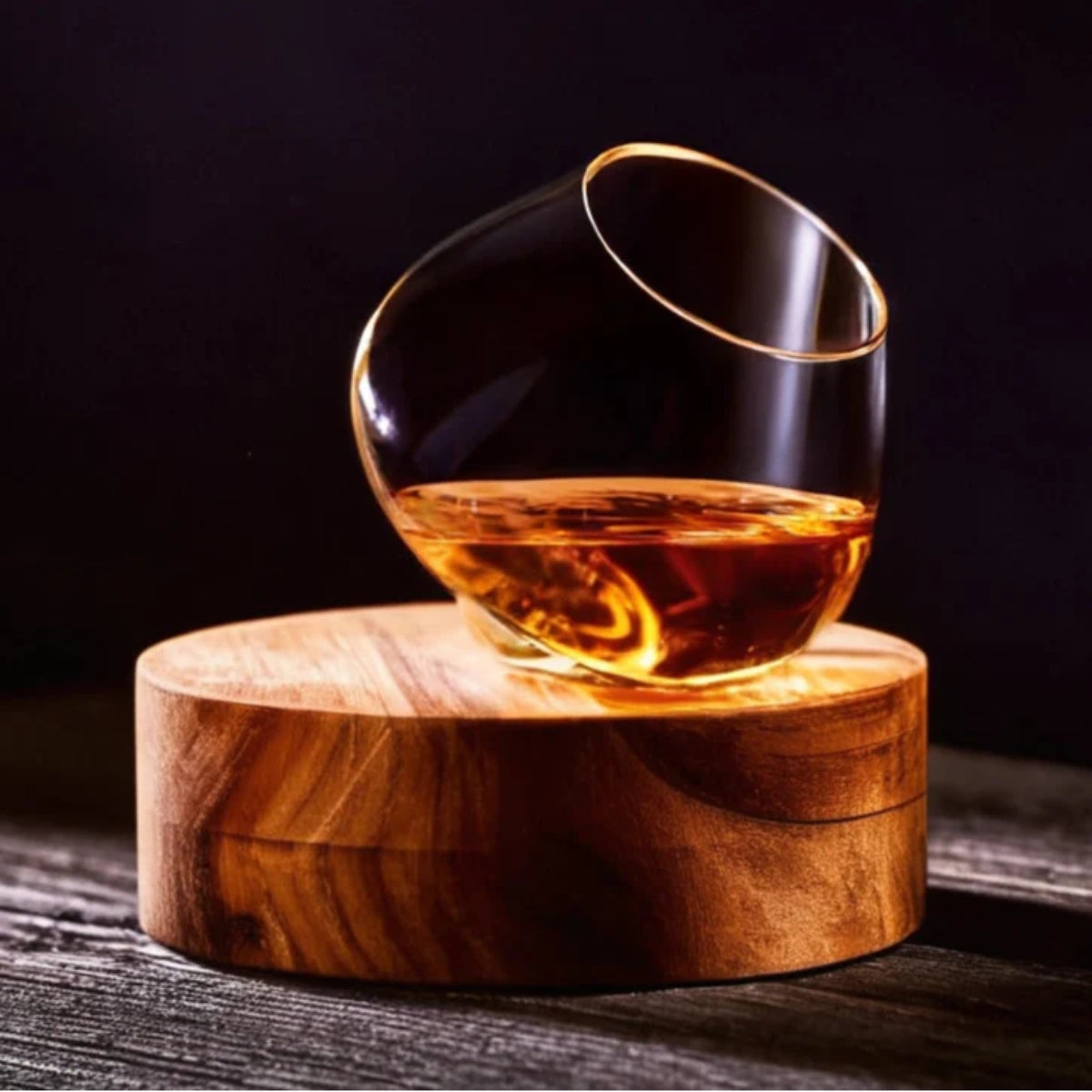 Drehbares Whiskyglas mit Holzsockel – Einzigartiger Tumbler für Spirituosen