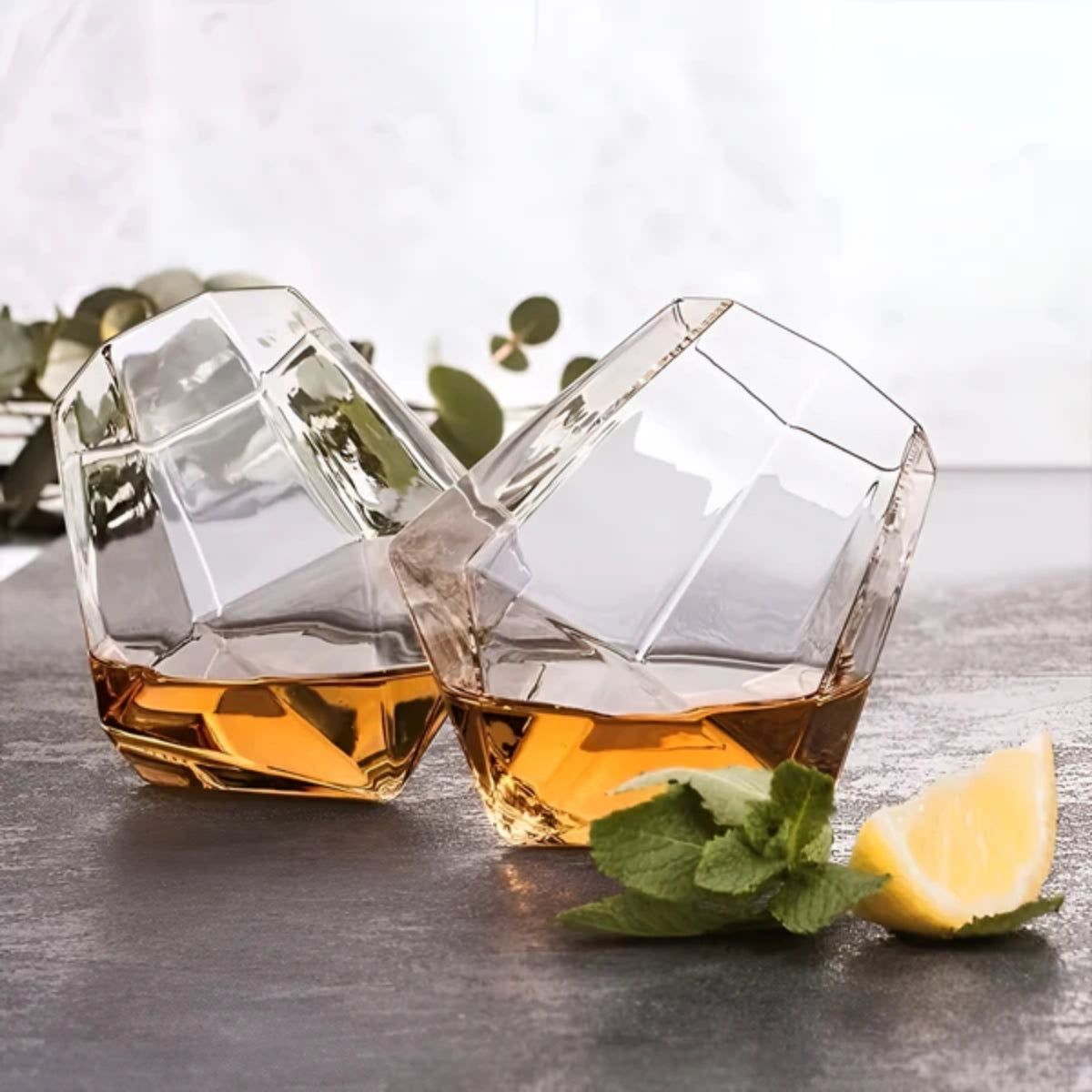 Modernes Whiskeyglas-Set mit geneigtem Boden, 4-teilig