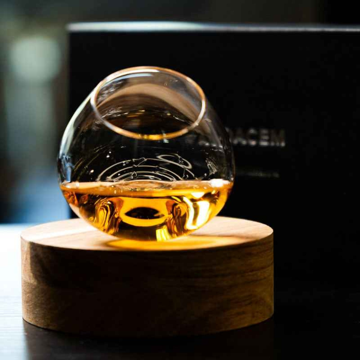 Drehbares Whiskyglas mit Holzsockel – Einzigartiger Tumbler für Spirituosen