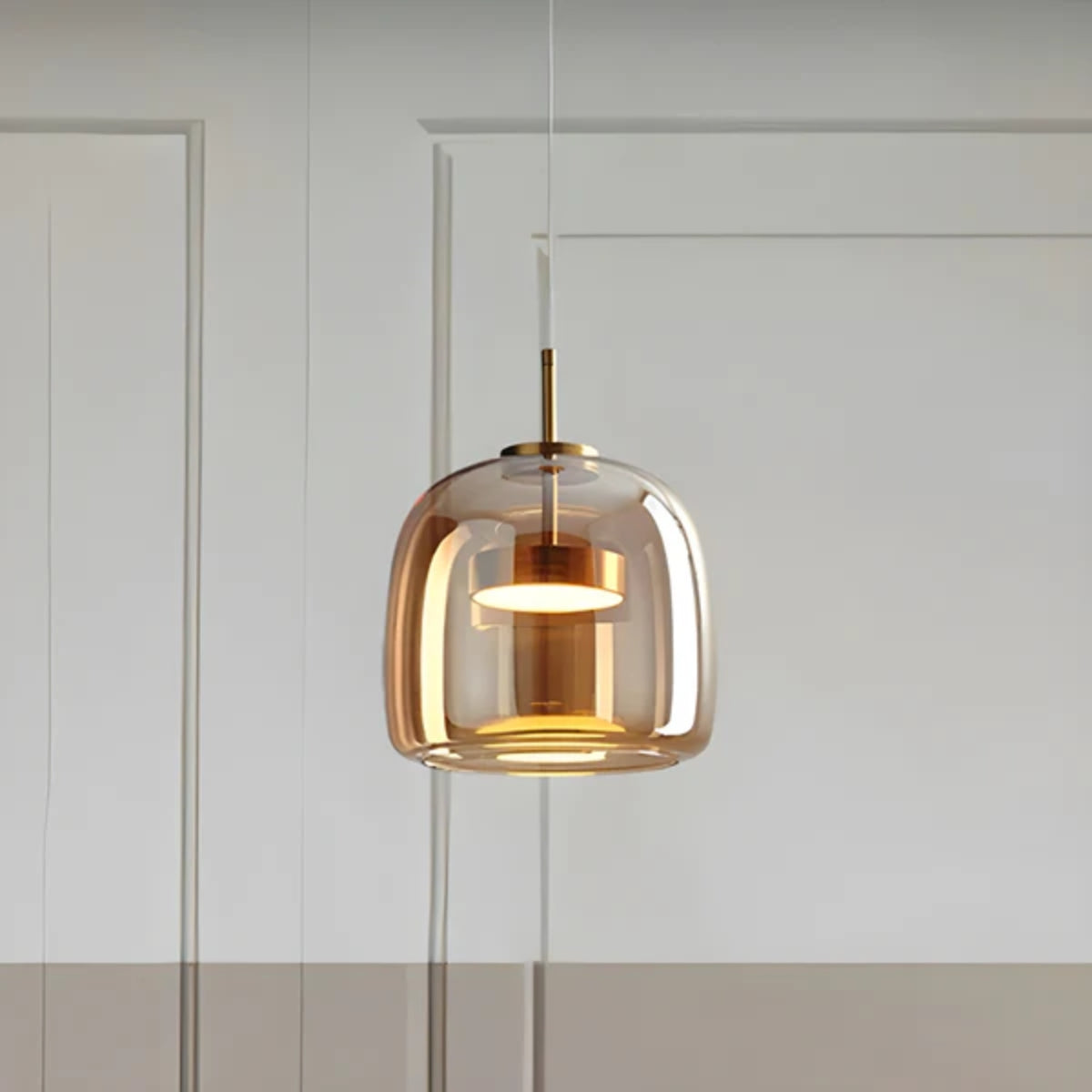 Moderne LED-Hängeleuchte aus Amberglas, minimalistische Messing-Hängelampe