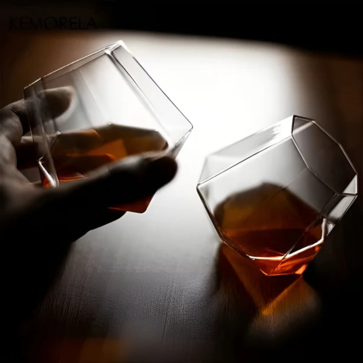 Modernes Whiskeyglas-Set mit geneigtem Boden, 4-teilig
