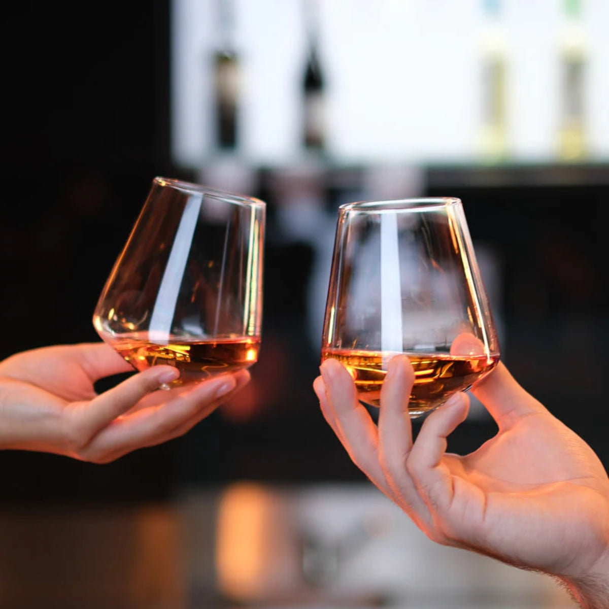 Gekipptes, stielloses Weinglas – Drehender Universalbecher für Rot- und Weißwein