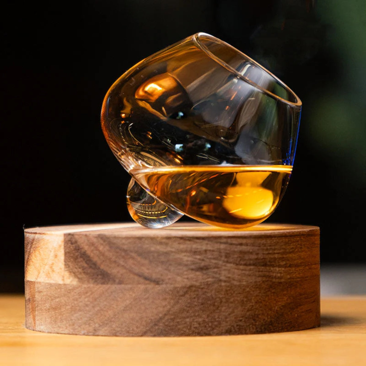 Drehbares Whiskyglas mit Holzsockel – Einzigartiger Tumbler für Spirituosen