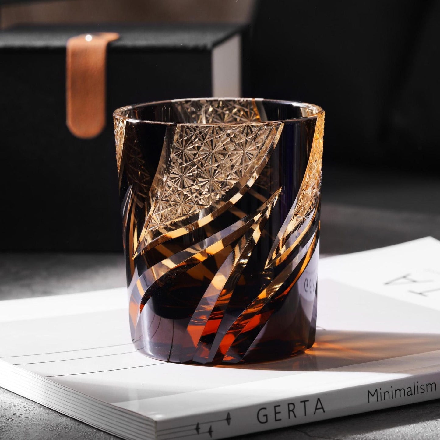 Handgeschliffenes Edo Kiriko Whiskeyglas Schwarze Flamme