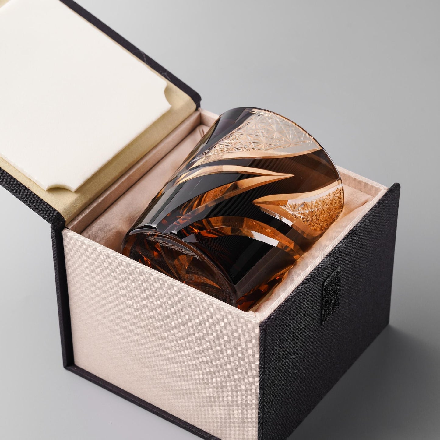 Handgeschliffenes Edo Kiriko Whiskeyglas Schwarze Flamme