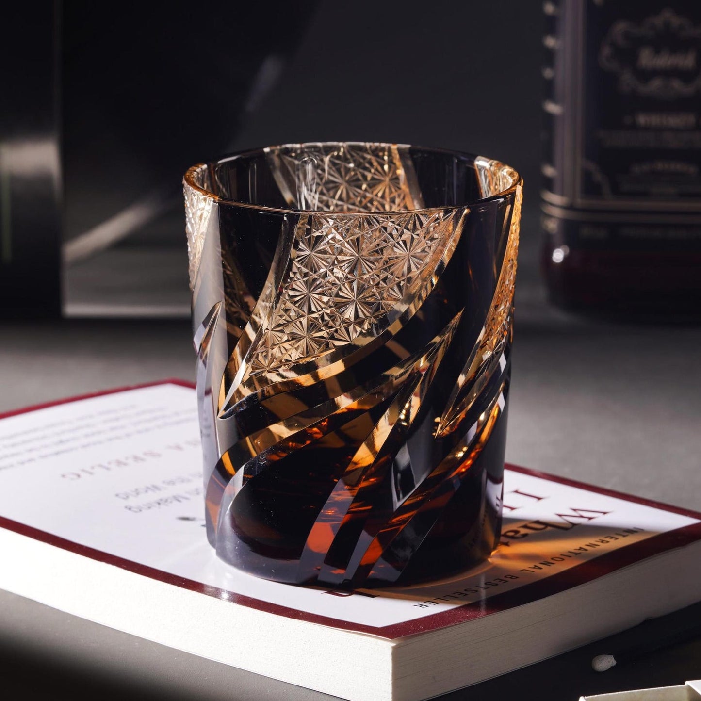 Handgeschliffenes Edo Kiriko Whiskeyglas Schwarze Flamme