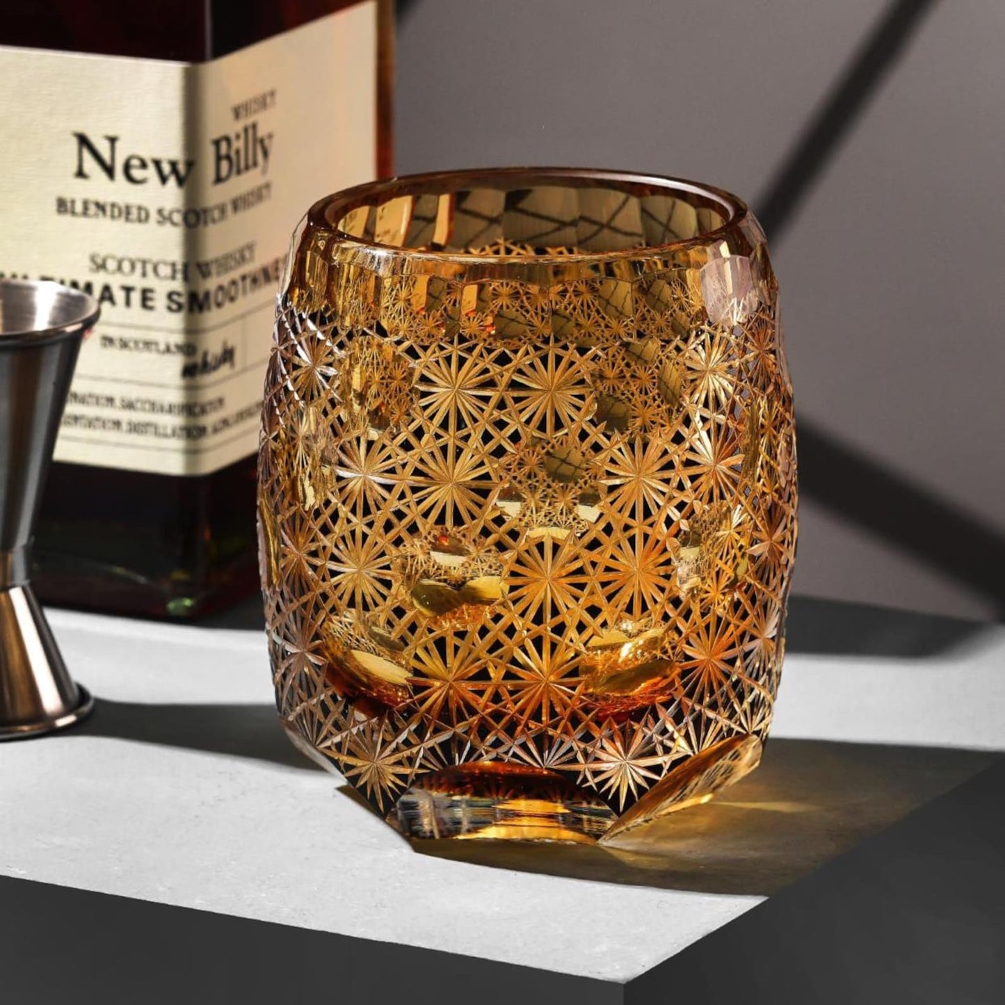 Handgeschnitztes Kiriko Gänseblümchen Whiskeyglas Luxus Bernstein Kristall Tumbler