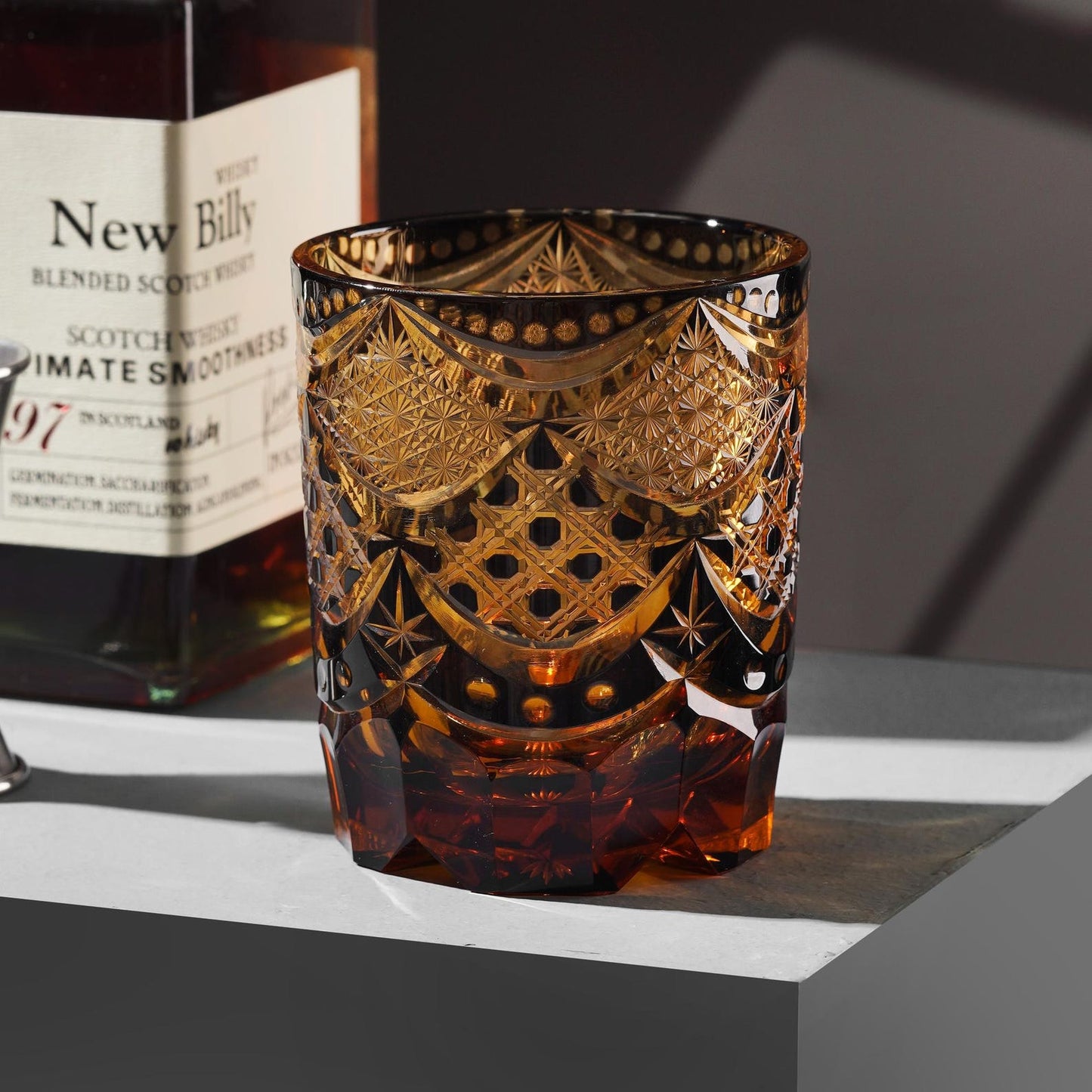 Vintage Edo Kiriko Einzigartiges Whiskyglas, handgeschliffener Becher aus ambergrünem Kristall